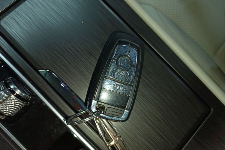 林肯 冒险家 2023款 2.0T 两驱尊雅版中控内饰11