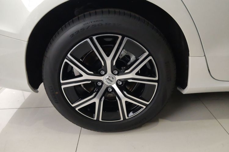 沃尔沃S60 2025款 B4 智逸豪华版车身外观56