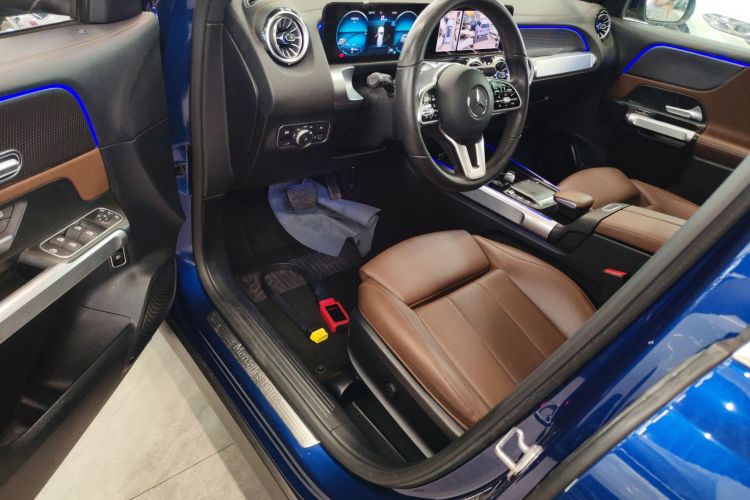 奔驰GLB 2021款 GLB 200 动感型中控内饰7003