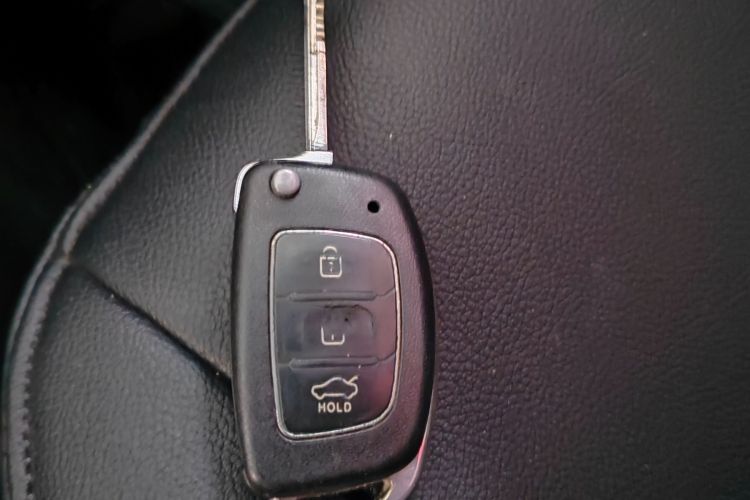 现代 朗动 2015款 1.6L 自动时尚型中控内饰11