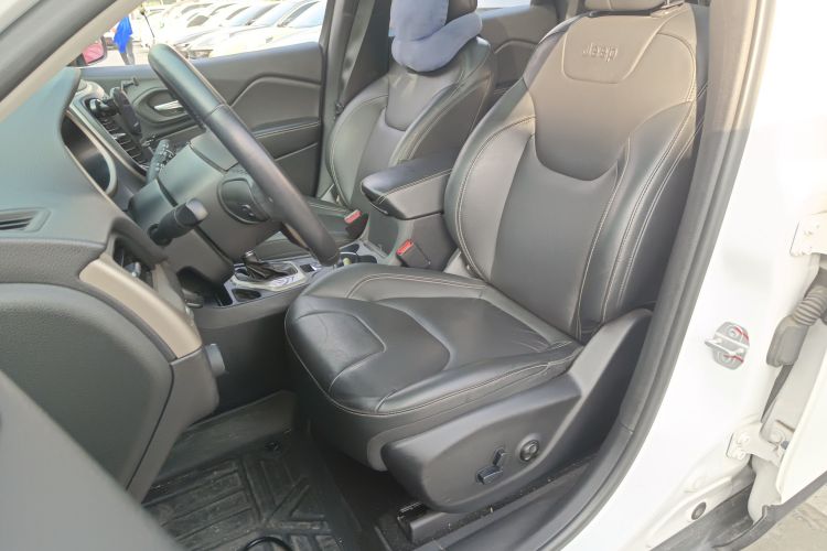 Jeep 自由光 2017款 2.0L 优越版中控内饰19