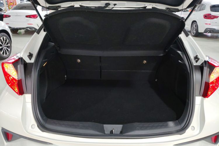 丰田C-HR 2020款 2.0L 领先版机舱底盘23