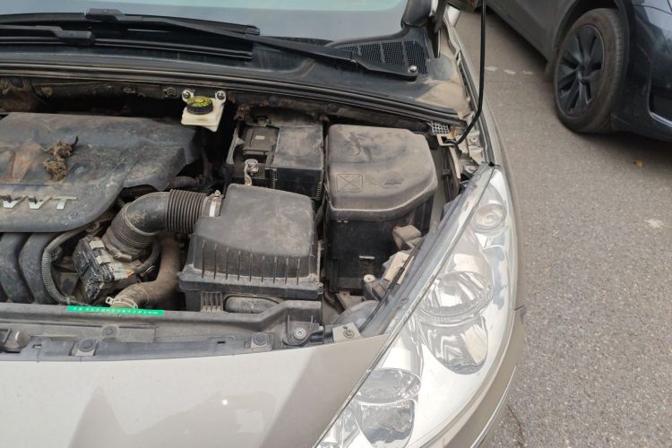 标致408 2013款 2.0L 自动舒适版机舱底盘26