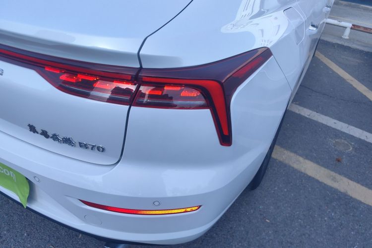 奔腾B70 2025款 龙耀版 1.5T 欢享型车身外观9