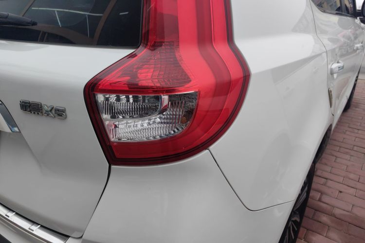 吉利汽车 远景X6 2016款 1.8L 手动豪华型车身外观9