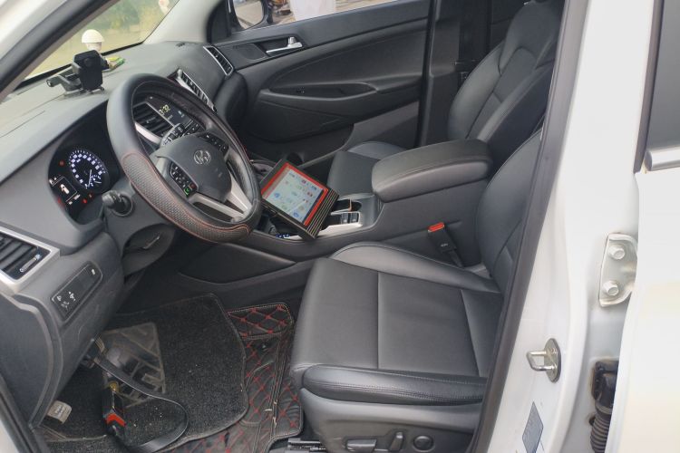 现代 途胜 2018款 1.6T 双离合两驱15周年特别版中控内饰19