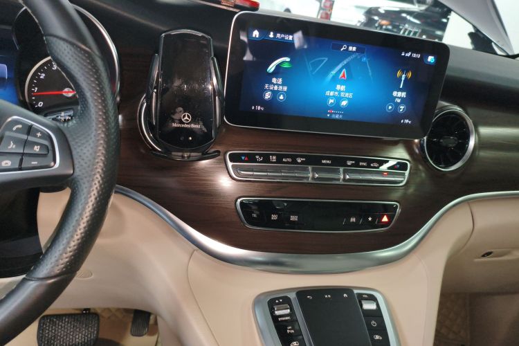奔驰V级 2022款 V 260 领航版中控内饰16