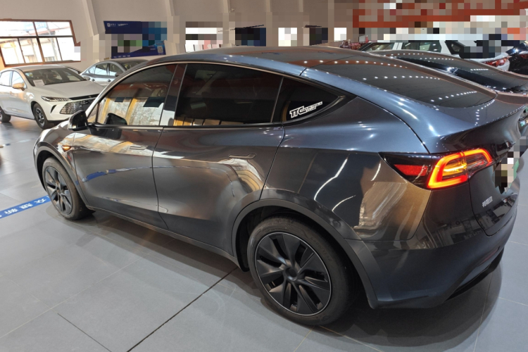 特斯拉 Model Y 2024款 后轮驱动版车身外观4