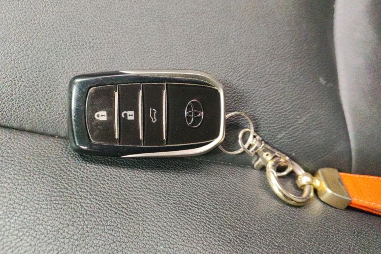 丰田 普拉多 2016款 2.7L 自动标准版中控内饰7001