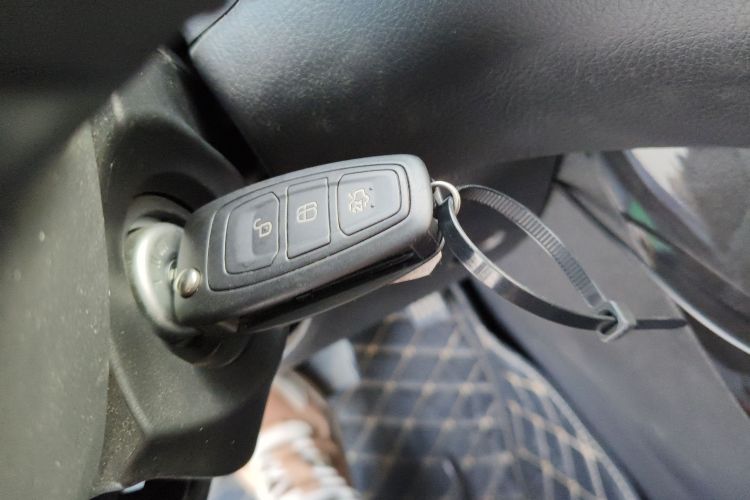 福特 福克斯 2018款 两厢经典 1.6L 自动风尚型智行版中控内饰11