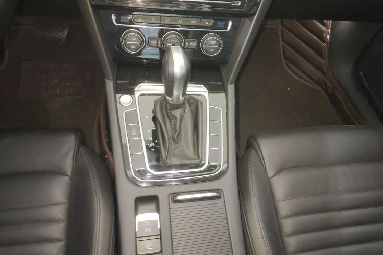 大众 迈腾 2019款 330TSI DSG 豪华型 国V中控内饰18