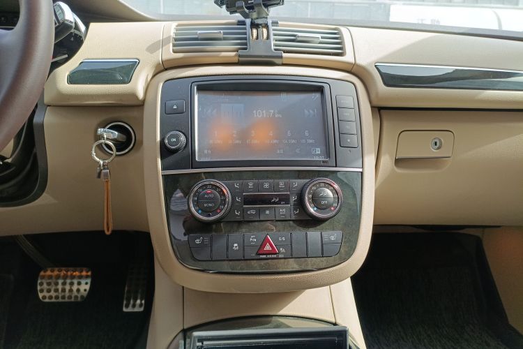 奔驰R级 2017款 R 320 4MATIC 商务型臻藏版中控内饰16