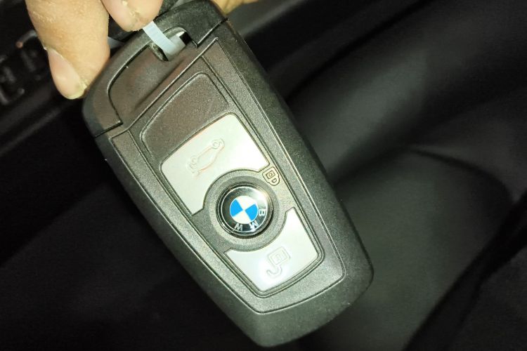 宝马3系 2014款 320i 时尚型中控内饰11