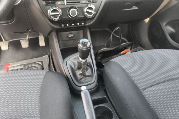 现代 瑞纳 2017款 1.4L 手动焕新版 国VI中控内饰18