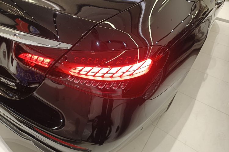 奔驰E级 2023款 改款 E 300 L 运动豪华型车身外观9