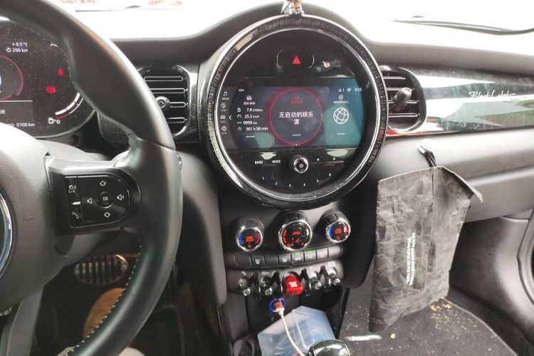 MINI 2022款 1.5T COOPER 黑标特别版中控内饰16