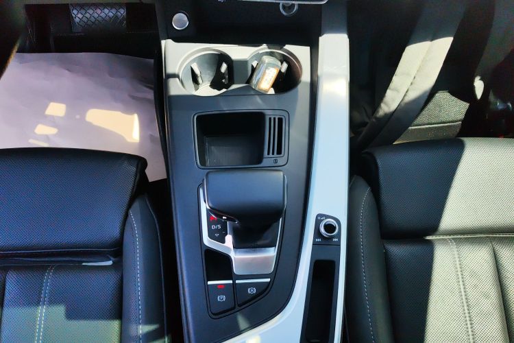 奥迪A4L 2020款 40 TFSI 豪华动感型中控内饰18