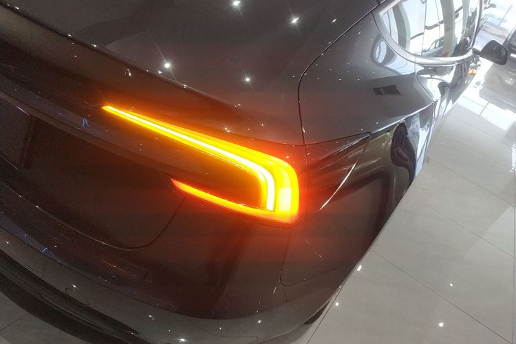 特斯拉 Model 3 2025款 改款 后轮驱动版车身外观9