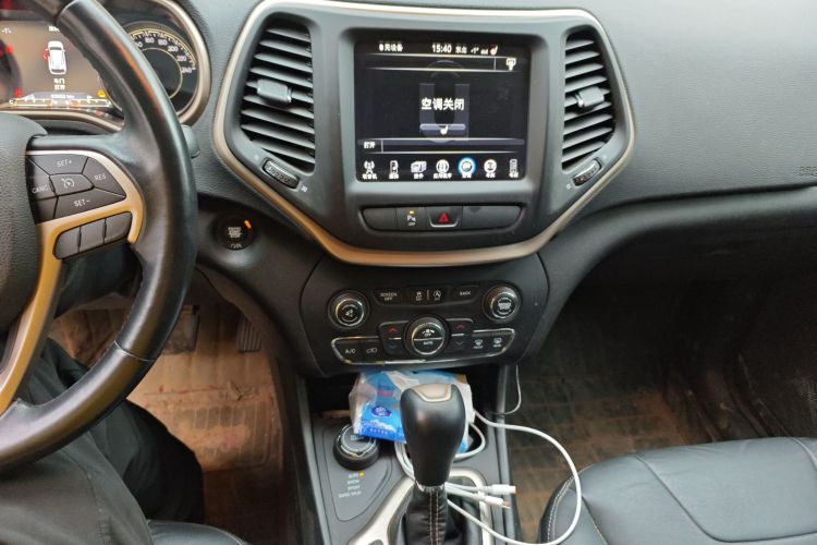 Jeep 自由光 2016款 2.4L 专业智能版中控内饰16