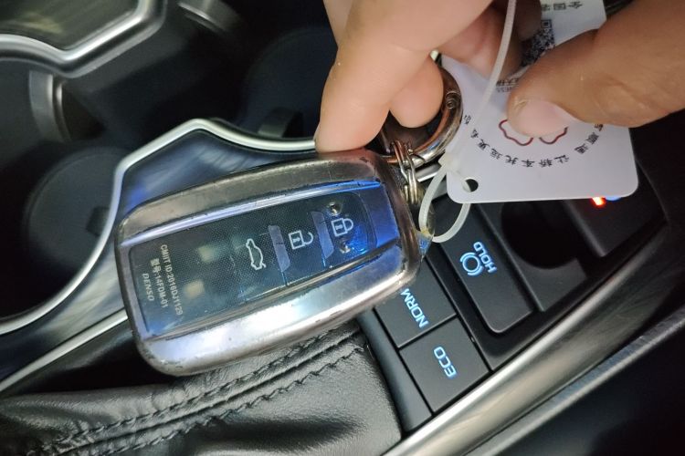 丰田 凯美瑞 2023款 2.5G 豪华版中控内饰7001