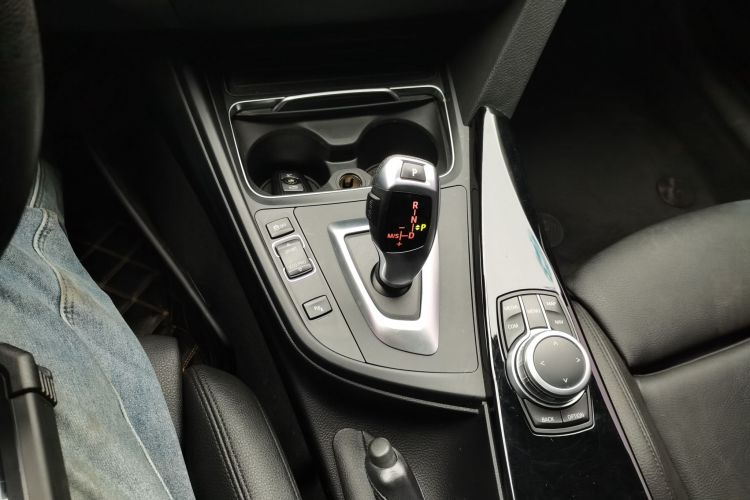 宝马3系GT 2019款 320i 时尚型中控内饰18