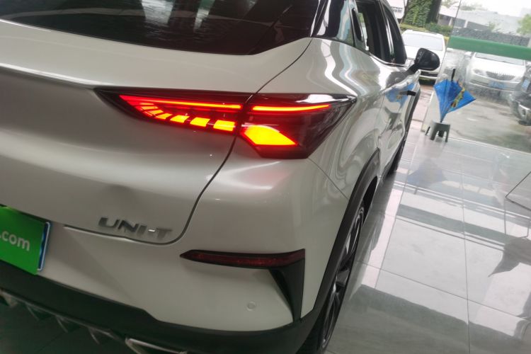 长安UNI-T 2020款 1.5T 尊贵型车身外观6006