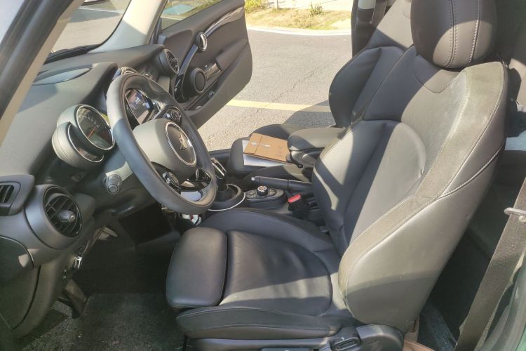 MINI 2020款 1.5T COOPER 艺术家中控内饰19