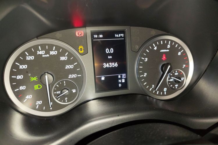 奔驰 威霆 2021款 2.0T 精英版 7座中控内饰15