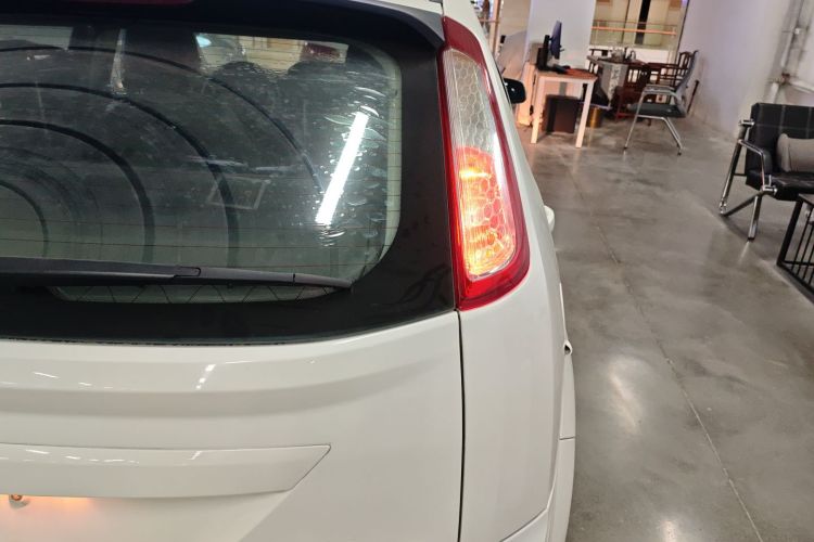 福特 福克斯 2013款 两厢经典 1.8L 手动百万纪念版车身外观9