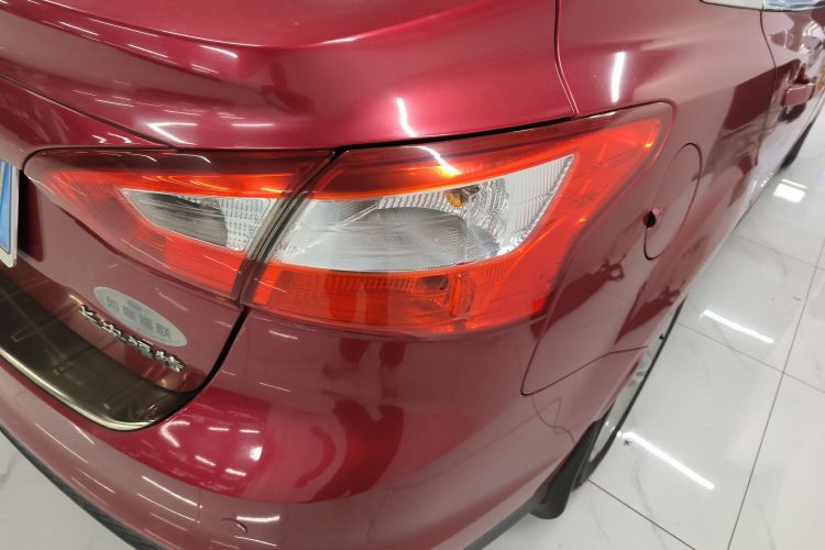 福特 福克斯 2012款 三厢 1.6L 自动风尚型车身外观9