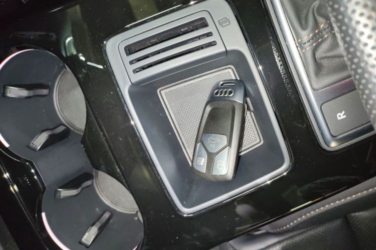 奥迪A4L 2024款 40 TFSI quattro RS套件燃速型中控内饰11