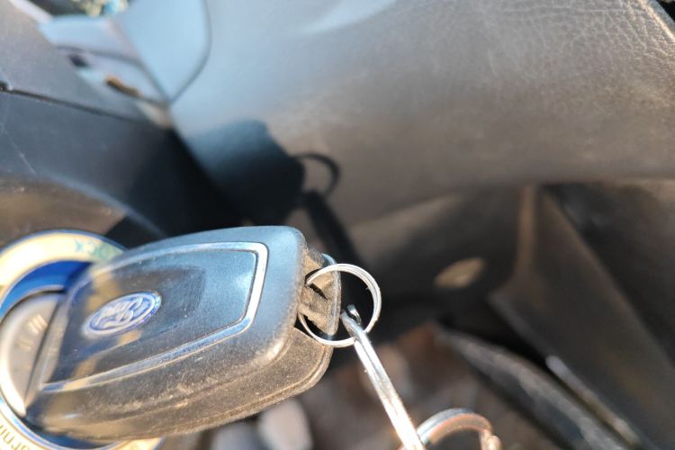 福特 福克斯 2015款 三厢 EcoBoost 125 手动超能风尚型中控内饰7001