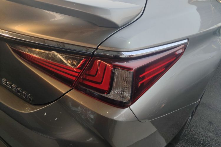 雷克萨斯ES 2018款 300h 卓越版 国V车身外观9