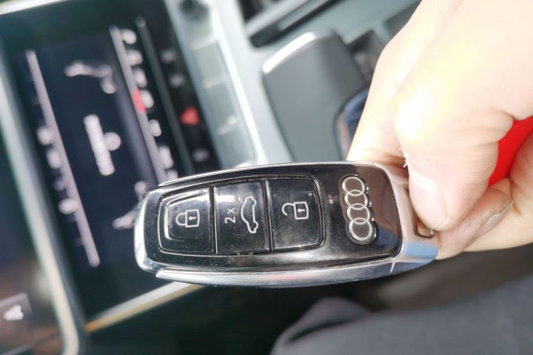 奥迪A7L 2022款 45 TFSI quattro S-line 见远型流晶套装中控内饰7001