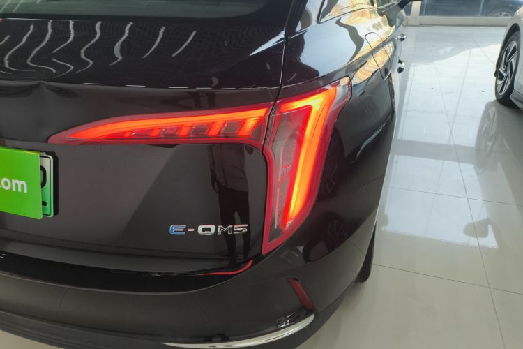 红旗E-QM5 2023款 改款 基础出行版车身外观9