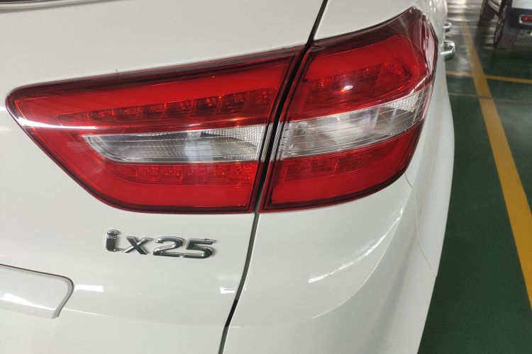 北京现代ix25 2015款 2.0L 自动两驱智能型GLS车身外观9