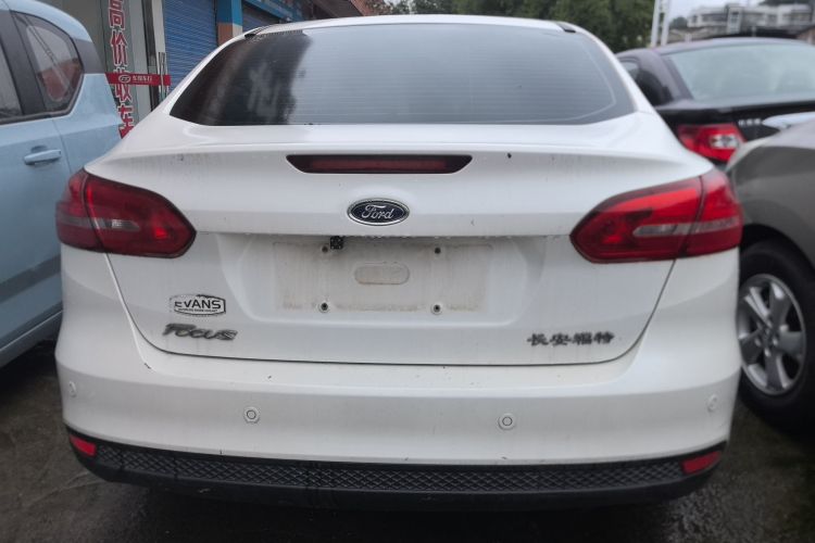 福特 福克斯 2015款 三厢 1.6L 自动风尚型车身外观6