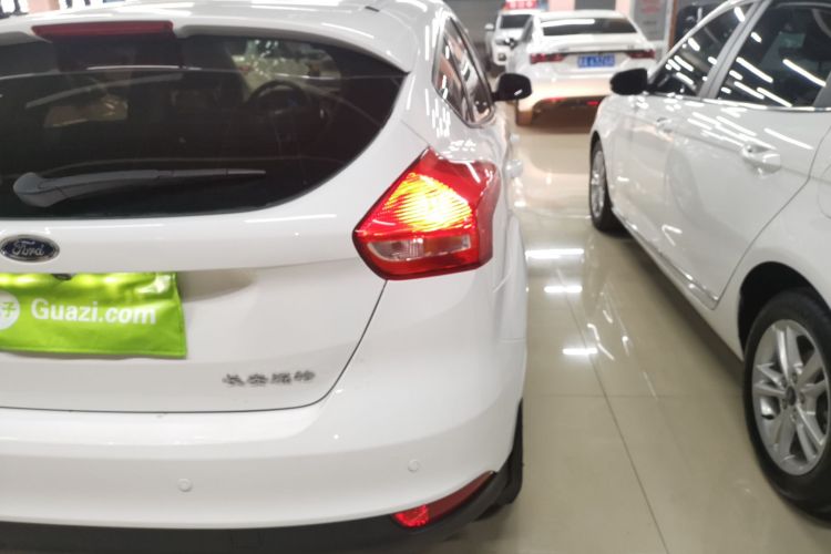 福特 福克斯 2017款 两厢 1.6L 自动舒适型智行版车身外观9