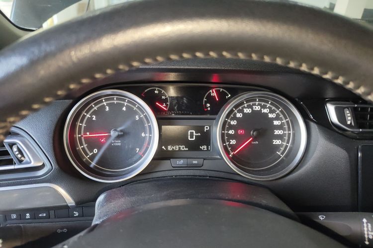 标致408 2015款 1.2T 自动豪华版局部细节14