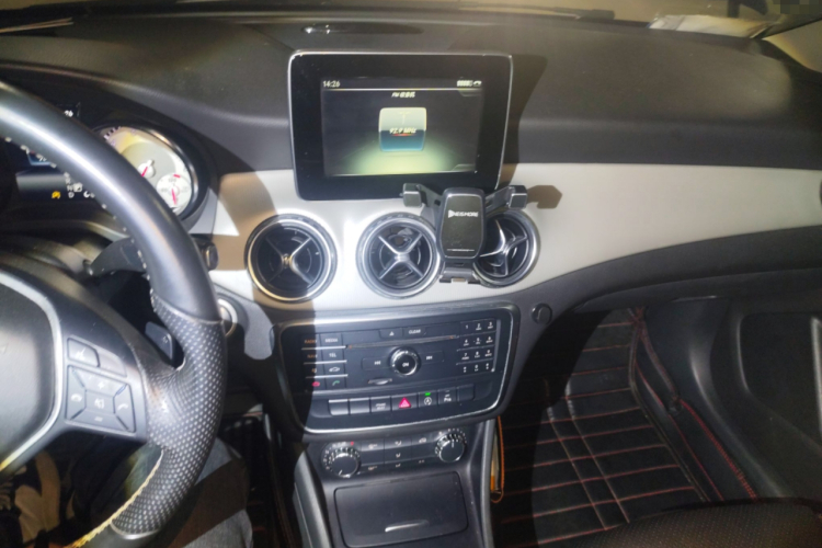 奔驰GLA 2016款 GLA 200 动感型中控内饰16