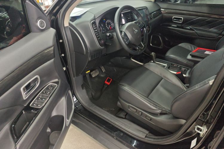 三菱 欧蓝德 2020款 2.0L 两驱畅享版 5座中控内饰7003