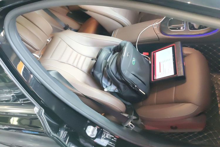 奔驰E级 2023款 改款 E 300 L 运动时尚型局部细节41