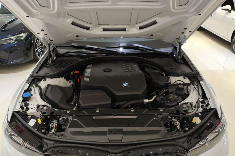 宝马3系 2025款 330Li M运动曜夜套装机舱底盘24