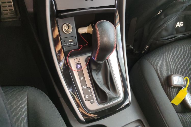 现代 朗动 2016款 1.6L 自动尊贵型中控内饰18