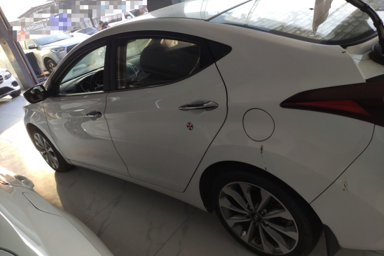 现代 朗动 2016款 1.6L 自动尊贵型车身外观4