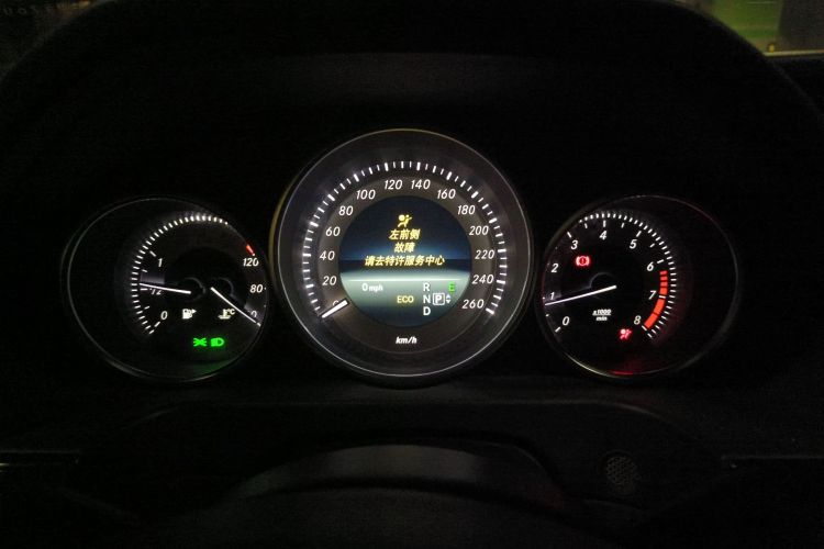 奔驰E级 2015款 E 260 L 运动型中控内饰14