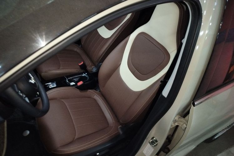 五菱汽车 五菱缤果 2023款 333km 灵犀互联+款中控内饰19