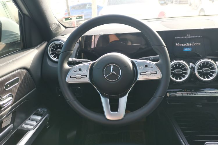 奔驰GLB 2023款 GLB 220 时尚型中控内饰13