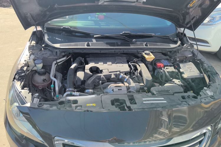 标致408 2016款 1.6T 自动豪华版机舱底盘24