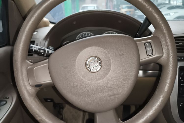 别克GL8 2014款 2.4L 经典版中控内饰13